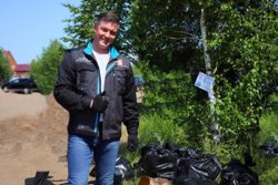 Евгений Губанов и другие волонтеры очистили берег озера