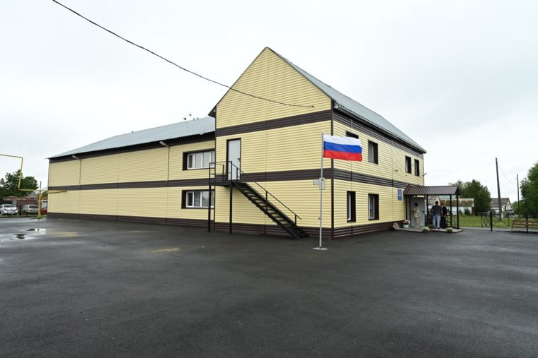 Территорию вокруг здания благоустроили