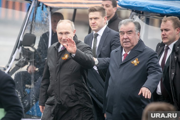 Путин поприветствовал командиров пеших парадных расчетов (архивное фото)