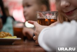 Приучите ребенка не пропускать приемы пищи, горячее питание важно для здорового пищеварения