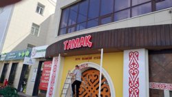 Ресторан заканчивает монтаж вывески