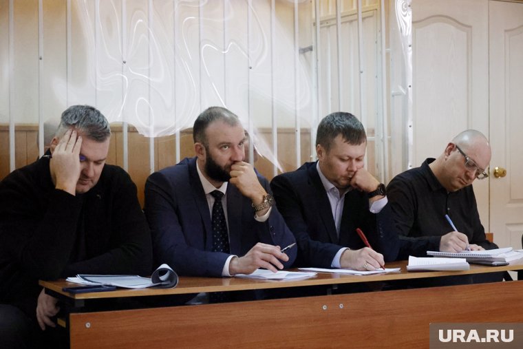 Адвокаты (слева направо) - Курочкин, Половников, Баженов, Попов - постарались доказать непричастность своих клиентов к убийству и покушениям