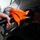 Ночуют на заправках и сливают бензин друг у друга: автомобилисты столкнулись с нехваткой топлива