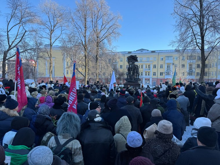 На открытие памятника в честь участников СВО пришло много людей