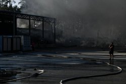 К горящей промзоне под Екатеринбургом приехала скорая. Фото