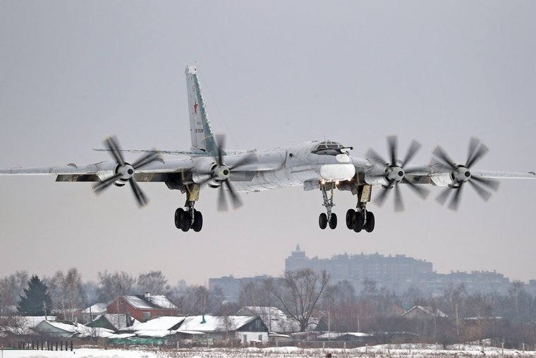 Ракетоносцы Ту-95МС выполняли плановый полет (архивное фото)