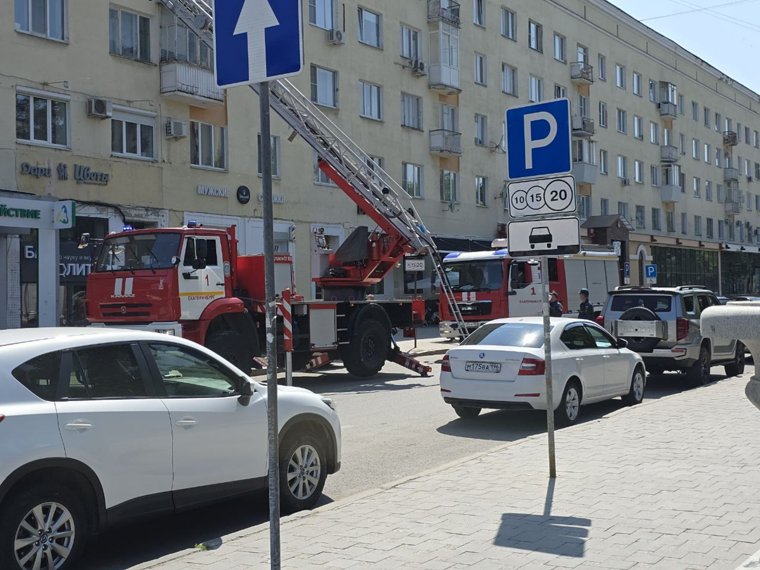 На место прибыли две пожарных машины и одна бригада скорой помощи