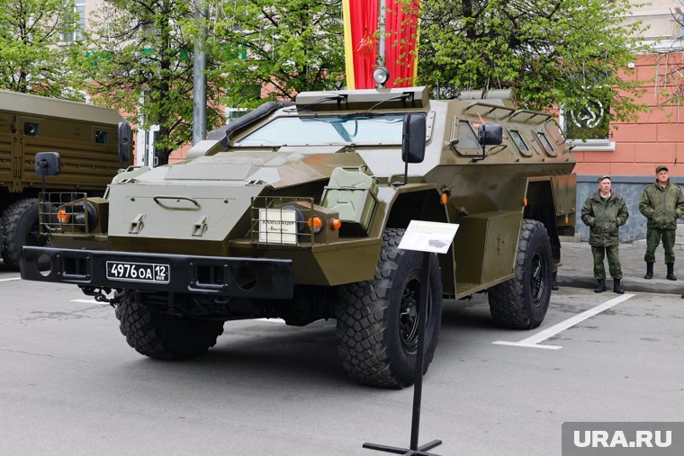 В Кургане на 9 Мая работала выставка военной бронетехники