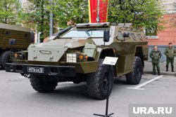 В Кургане на 9 Мая работала выставка военной бронетехники