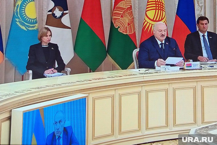 Премьер-министр Армении Никол Пашинян из-за ссоры с президентом Белоруссии, как и грозил, не приехал в Минск, но слушать Александра Лукашенко ему все же пришлось