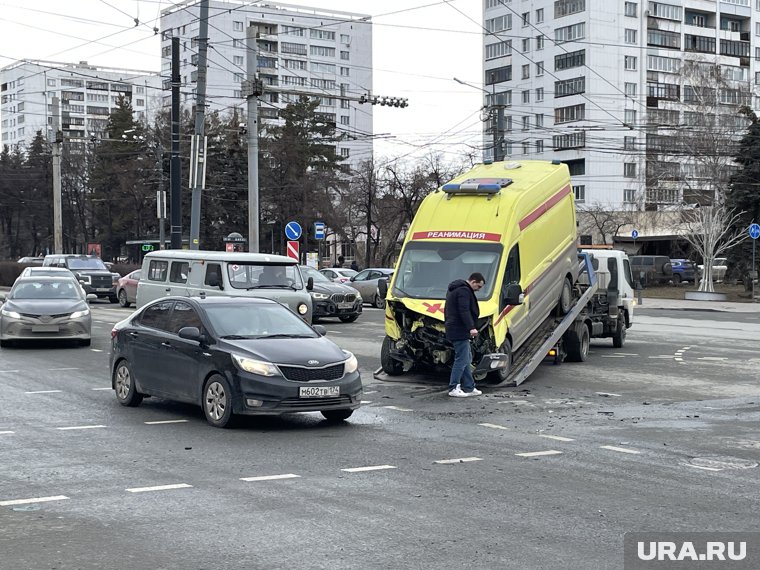 Машина скорой помощи получила механические повреждения 