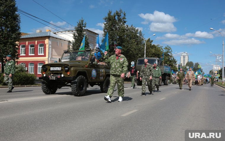 В прошлые годы десантники шли колонной через центр Перми