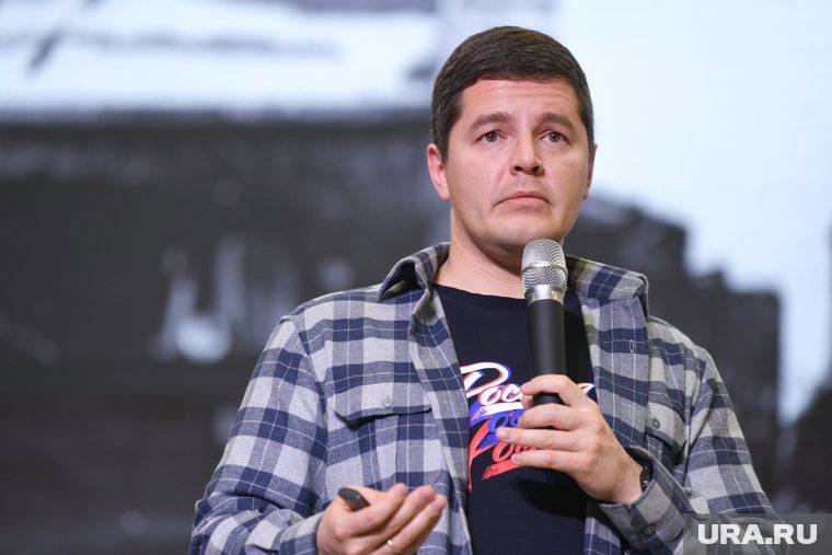 Дмитрий Артюхов поддержал стендап-проект в Новом Уренгое