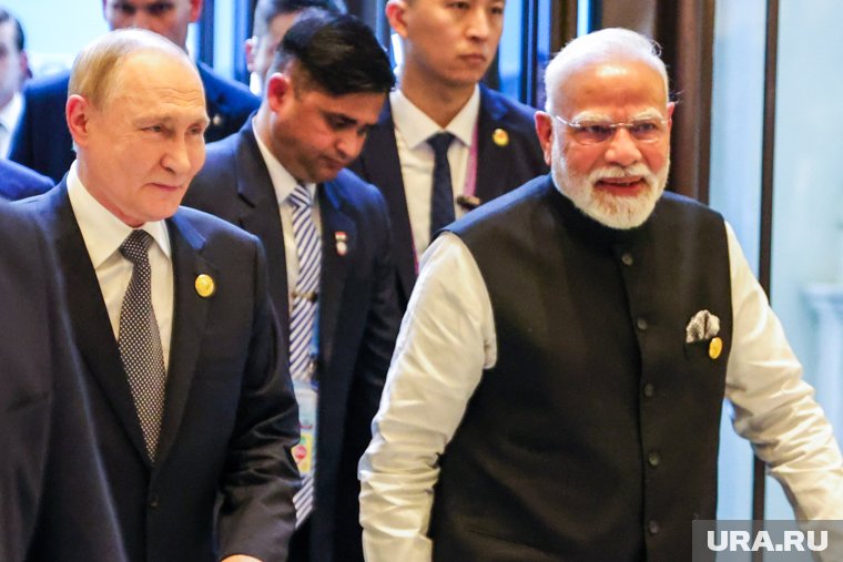 Владимир Путин и Нарендра Моди вместе зашли в президентскую резиденцию в Тяньцзине