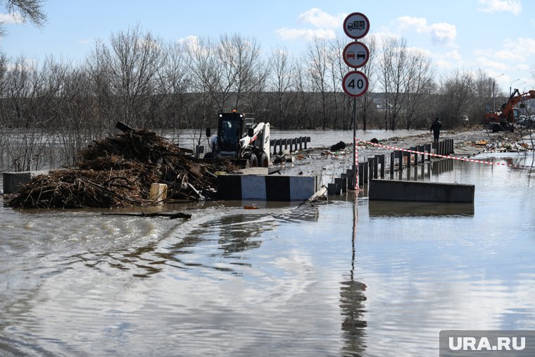 В Курганской области под воду рискует уйти еще один мост (архивное фото)