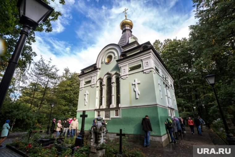 Митрополит Санкт-Петербургский и Ладожский Варсонофий возглавляет Божественную литургию в Храме Смоленской иконы Божией Матери