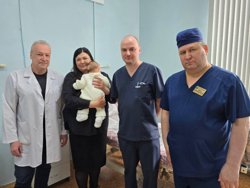 Хирурги Муравленко и спасенный малыш