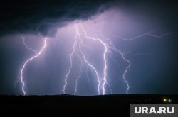 Очевидцы засняли удар молнии на пляже «Голубые озера» (архивное фото)