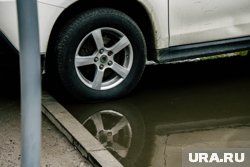 Балкон повредил автомобили 