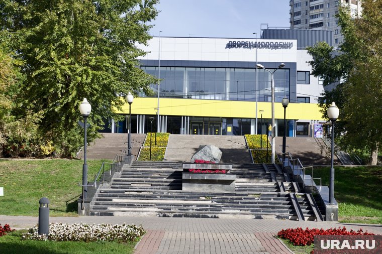 Чиновник предложил покровительство с реконструкцией Дворца молодежи в обмен на землю