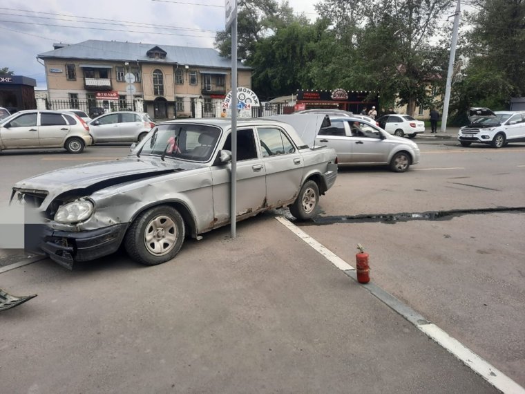 "Волга" задела дорожный знак