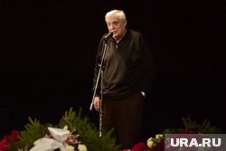 Олег Басилашвили исполнял одну из главных ролей в спектакле «Лето одного года»