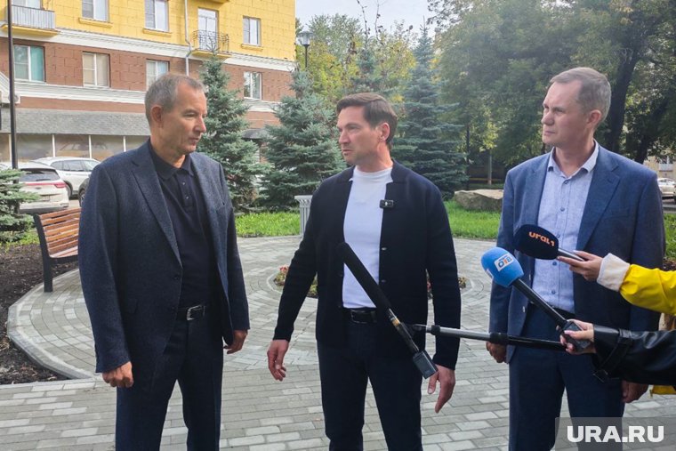 Глава Советского района Владислав Макаров, мэр Челябинска Алексей Лошкин и депутат Сергей Бормотов осмотрели результаты благоустройства
