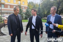 Глава Советского района Владислав Макаров, мэр Челябинска Алексей Лошкин и депутат Сергей Бормотов осмотрели результаты благоустройства