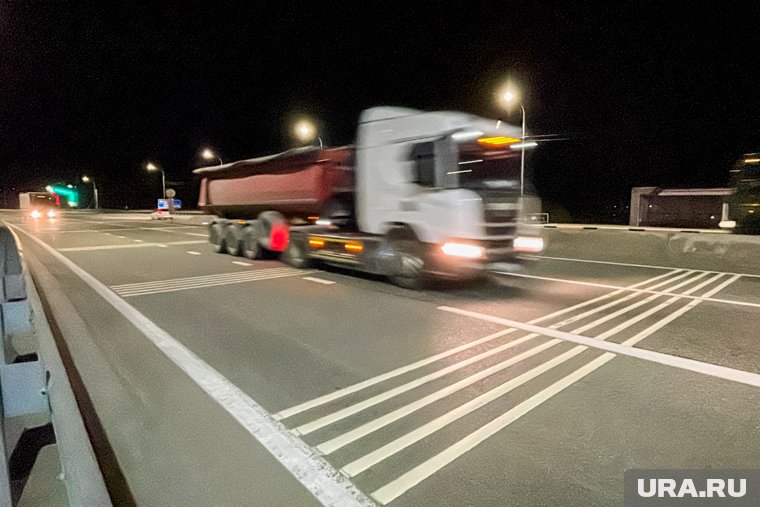 В Курганской области пешеход попал под колеса фуры в темноте