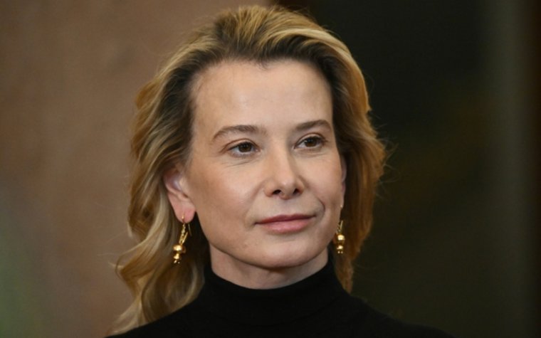 Заслуженная артистка РФ Юлия Высоцкая во время интервью после показа спектакля «Супружеская жизнь. Перестройка»