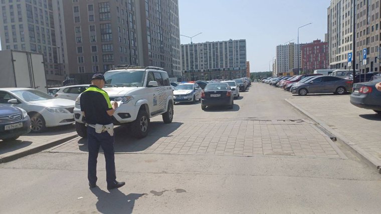 Мальчик вырвался из рук отца и выбежал на дорогу