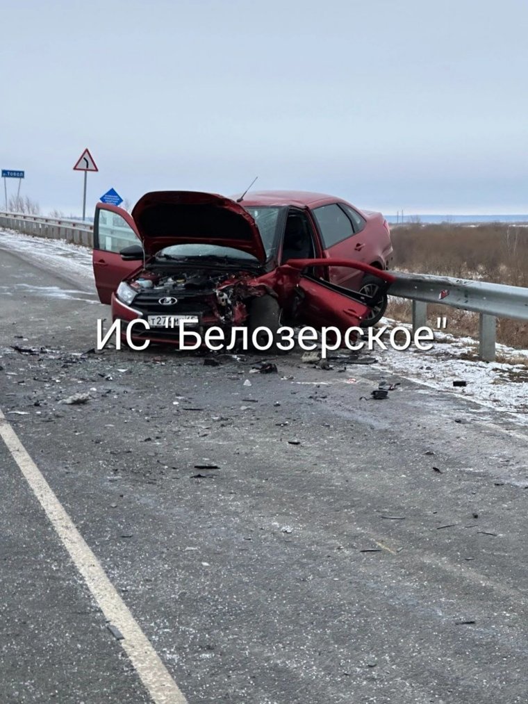 Красная Lada Granta сильно пострадала