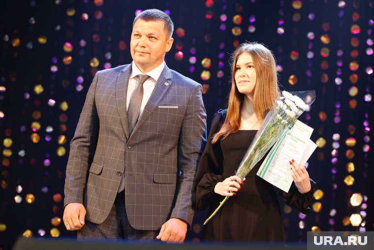 Врип мэра Кургана Науменко вручил медали более чем 200 школьникам