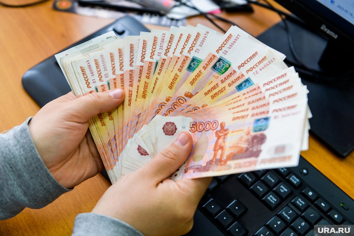Курьеры могут получать в месяц до 240 тысяч рублей