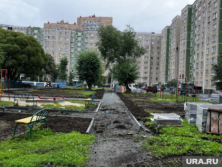 Дом имеет 15 подъездов и большой двор