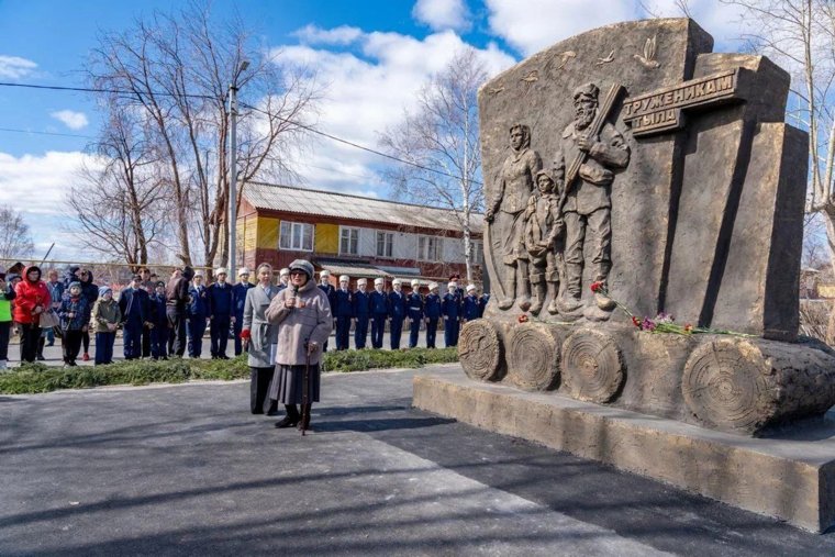 В Нягани открыли памятник «Труженикам тыла»