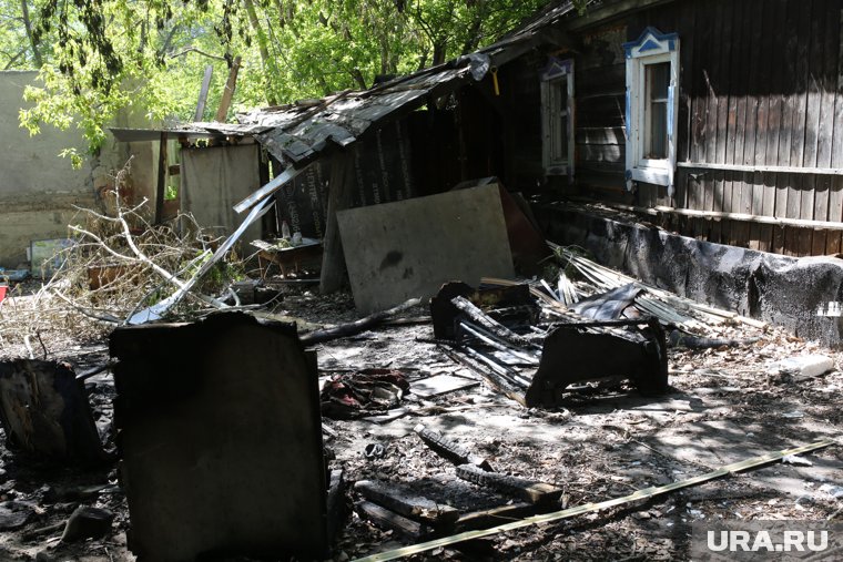 Во время тушения огня спасатели обнаружили в доме тело мужчины