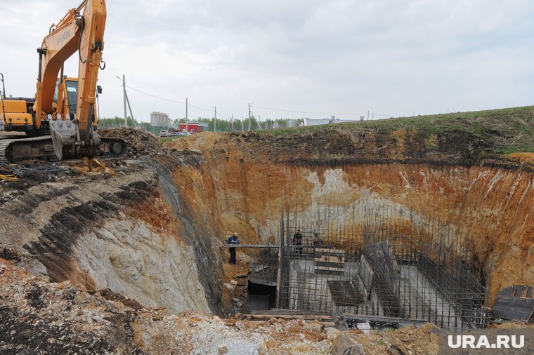 Девушка не знала о вырытом котловане и провалилась в него в темноте