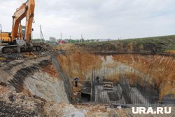 Девушка не знала о вырытом котловане и провалилась в него в темноте