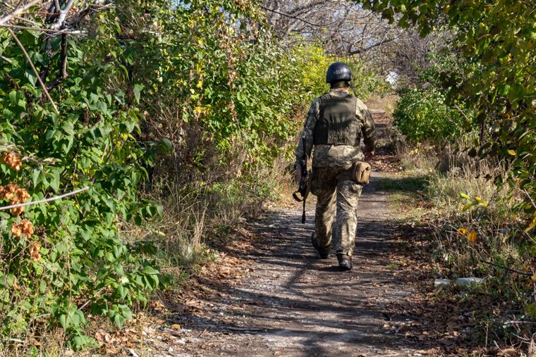 Командир после застолья ушел спать в заброшенный дом возле штаба полка