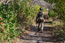 Командир после застолья ушел спать в заброшенный дом возле штаба полка
