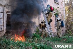 В селе Дагестана спасатели тушат возгорание кровли двухэтажного здания