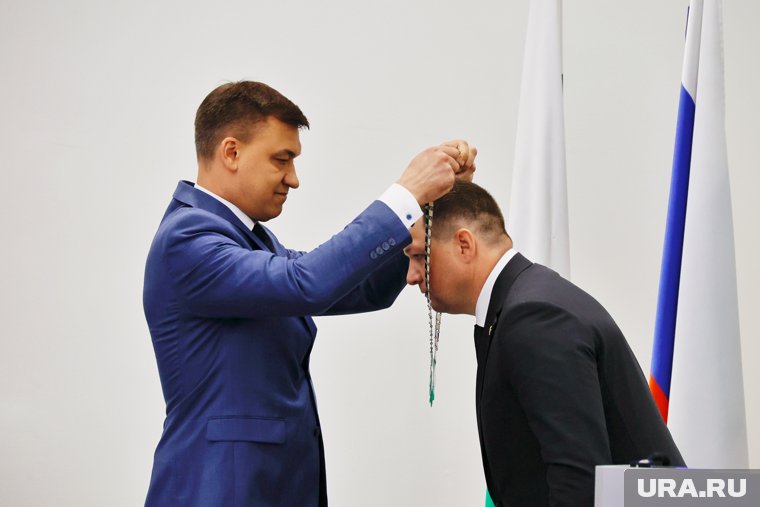 Спикер гордумы Прозоров надел на Науменко «бусы мэра»