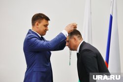 Спикер гордумы Прозоров надел на Науменко «бусы мэра»