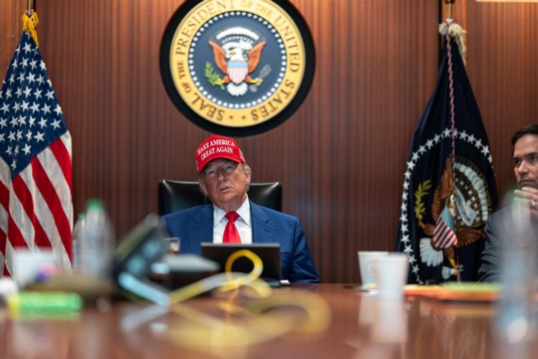 В кадре Трамп сидит в бейсболке с надписью «Make America Great Again».