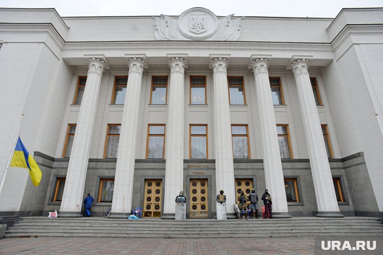 Здание Верховной рады оградили полуметровой проволокой