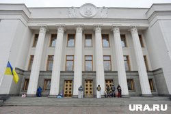 Здание Верховной рады оградили полуметровой проволокой