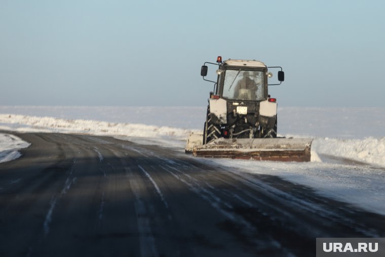 На уборку трасс вывели снегоуборочную технику