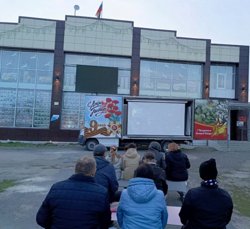 Зрители пришли на киносеанс