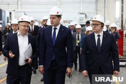 Гендиректор ЧКПЗ Андрей Гартунг, министр Антон Алиханов и губернатор Алексей Текслер в цехе по производству роботов
